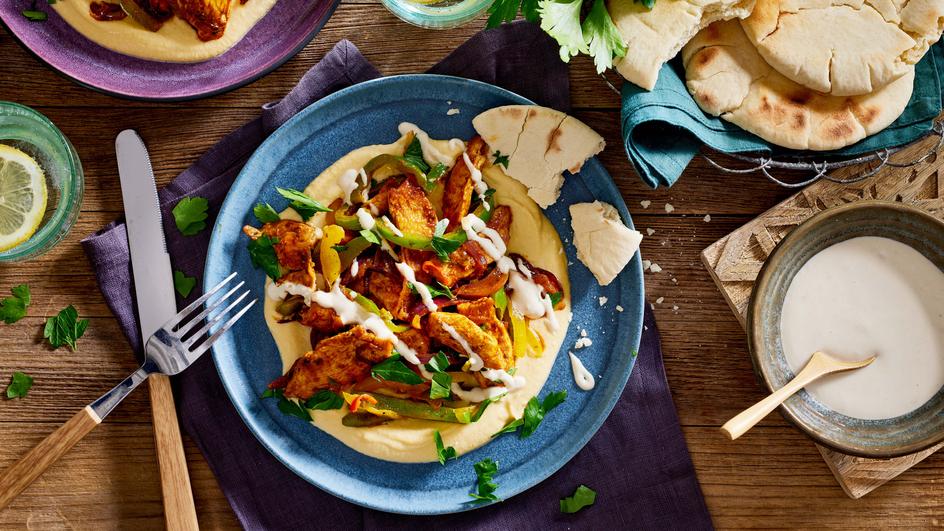 Orientalisches Hähnchen mit Gemüse auf Hummus