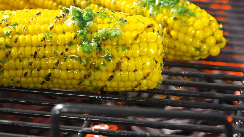 Maiskolben mit Knoblauch und Majoran