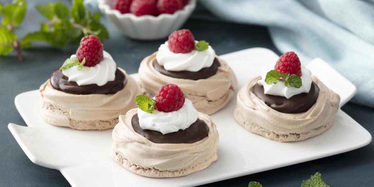 Pavlova De Chocolate E Framboesas | Receitas Nestlé