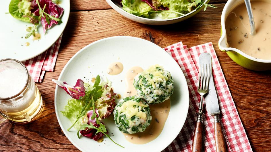 Tiroler Spinatknödel mit Champignon-Sauce