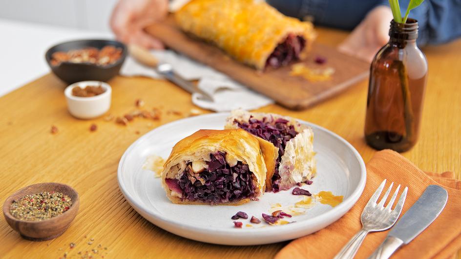 Rotkohlstrudel mit Nüssen