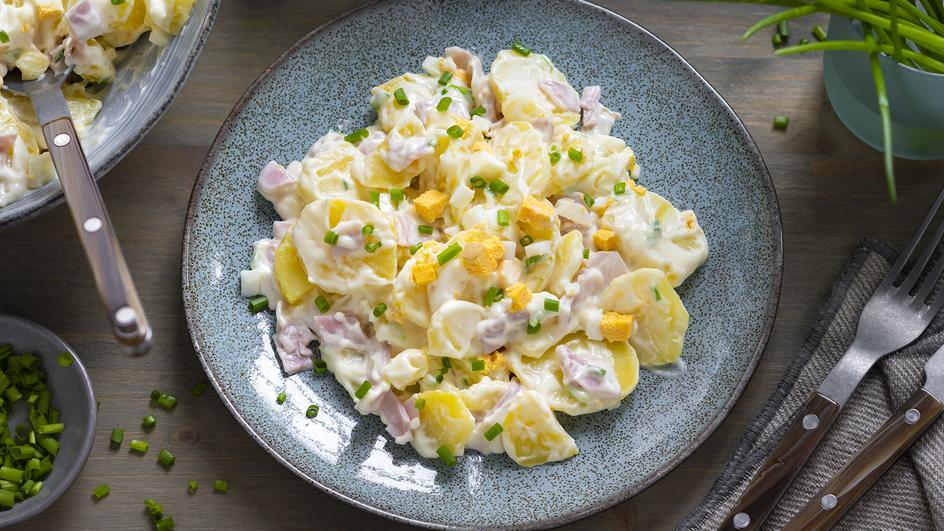 Kartoffelsalat mit Schinken und Ei