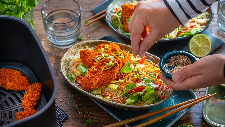 Sommerrollen Salat mit Hähnchen im Airfryer