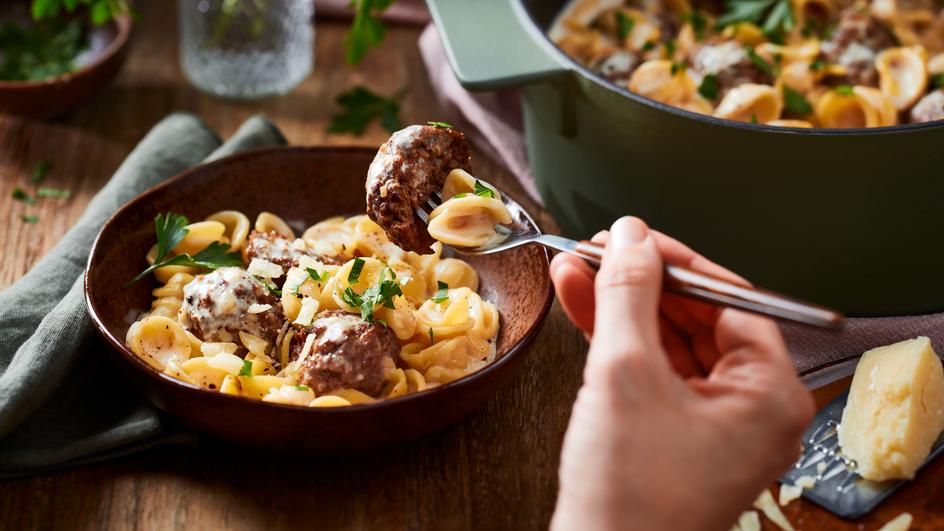 One Pot Pasta mit Hackbällchen