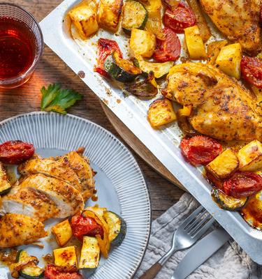 Hähnchenbrust mit Kartoffeln und Gemüse im Backofen