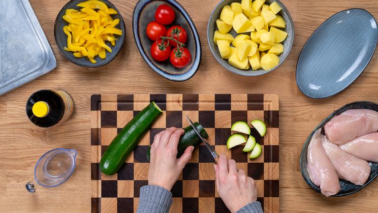 Hähnchenbrust mit Kartoffeln und Gemüse im Backofen