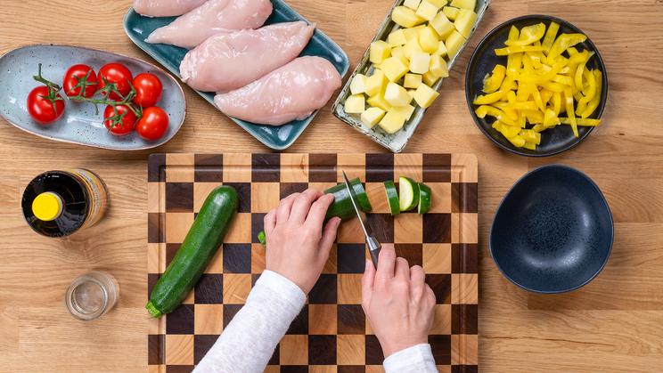 Hähnchenbrust mit Kartoffeln und Gemüse im Backofen