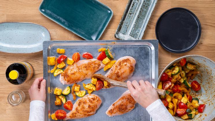 Hähnchenbrust mit Kartoffeln und Gemüse im Backofen
