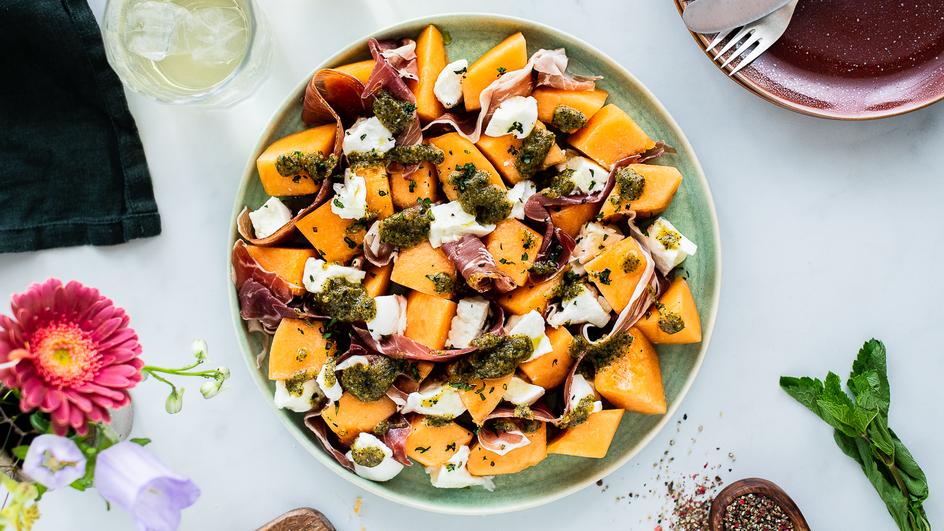 Melonensalat mit Schinken und Minzpesto