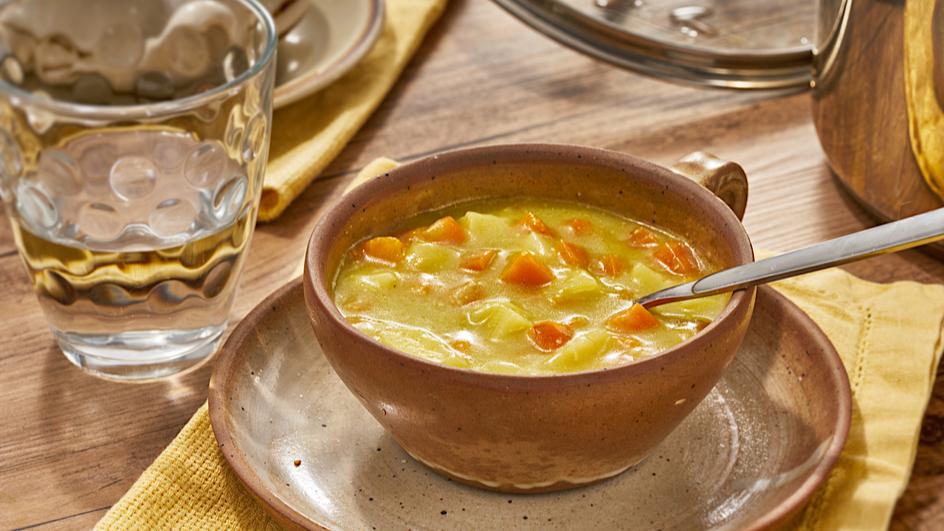 Erbsensuppe mit Kartoffeln und Karotten