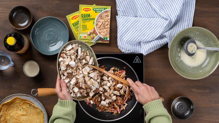 Schnittlauch-Pfannkuchen mit Schinken und Pilzen