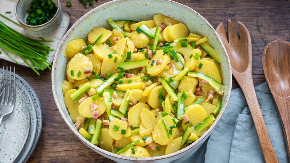 Kartoffelsalat mit Speck und Gurke