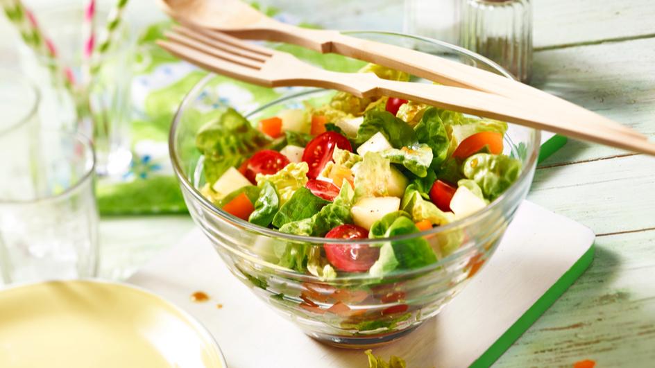 Fruchtiger Salat mit scharfem Dressing