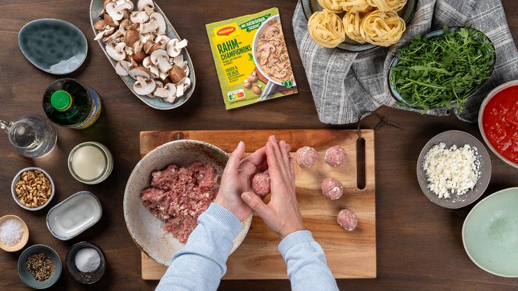 Bandnudeln mit Hackbällchen und Tomaten-Champignon-Sauce