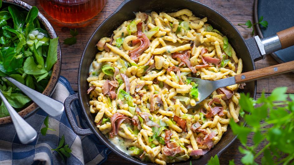 Spätzle-Pfanne mit Spitzkohl