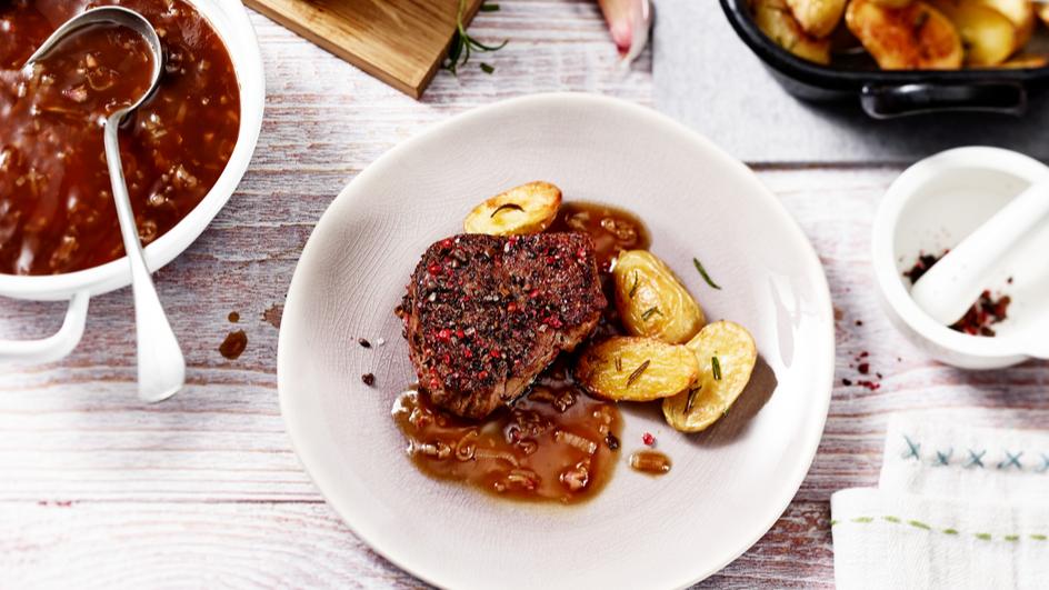 Pfeffer-Espresso-Rindersteaks mit Ofenkartoffeln