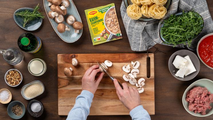 Bandnudeln mit Hackbällchen und Tomaten-Champignon-Sauce
