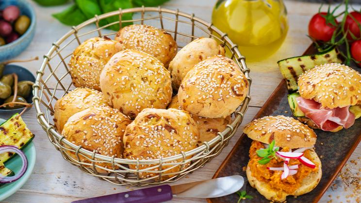 Kleine handgemachte Zwiebelbrötchen | maggi.de