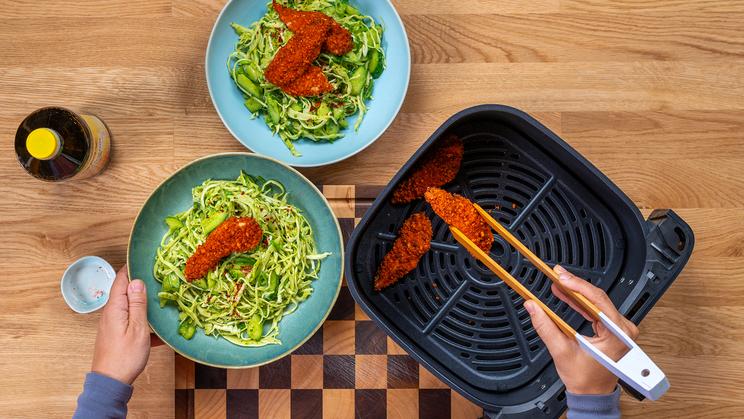 Chicken Nuggets im Airfryer mit Green Goddess Salat