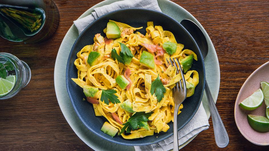 Tagliatelle mit Avocado und Räucherlachs