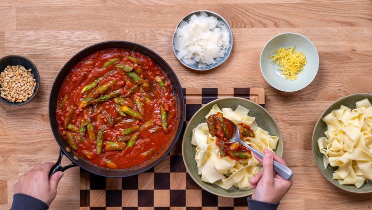 Pasta mit grünem Spargel in Tomatensauce