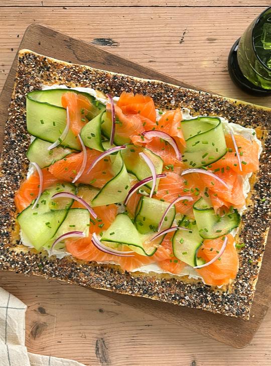 Hojaldre de salmón ahumado con borde de semillas