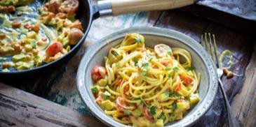 Tagliatelle mit Gemüse und Curry Sauce