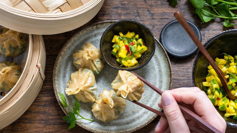 Gedämpfte Garnelen-Spinat-Dumplings mit scharfer Sauce