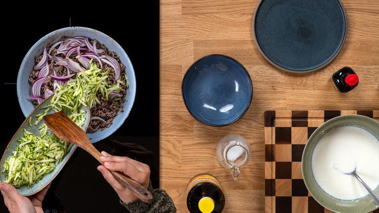 Zucchini-Hack-Pasta mit Feta-Creme