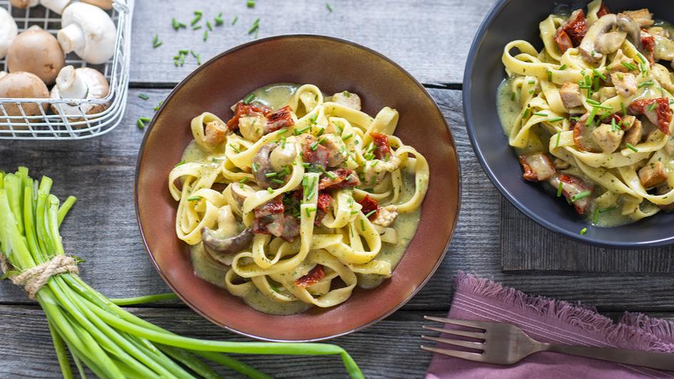 Bandnudeln mit Hähnchen-Champignon-Ragout