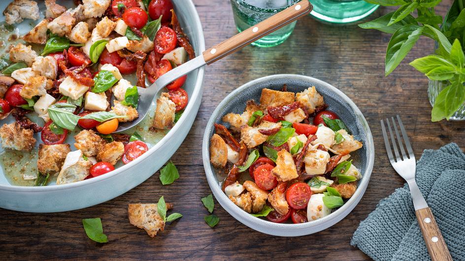 Brotsalat mit Tomaten und Mozzarella