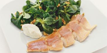 Geräucherte Forellenfilets auf Feldsalat