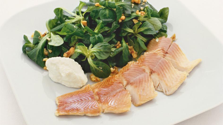 Geräucherte Forellenfilets auf Feldsalat