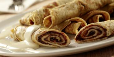 Kaiser-Palatschinken mit Marzipan-Schmand-Soße