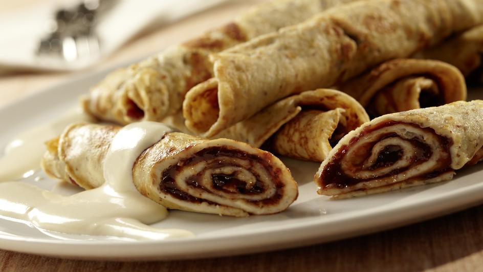 Kaiser-Palatschinken mit Marzipan-Schmand-Soße