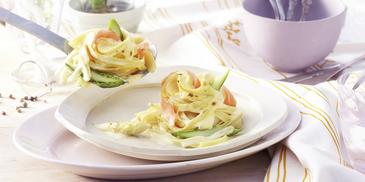 Nudelnester mit Lachs und Spargel