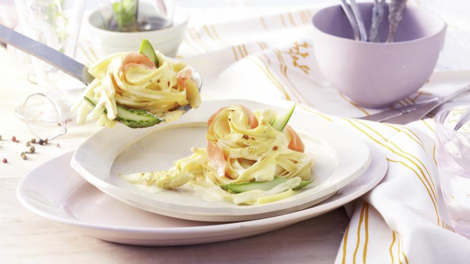 Nudelnester mit Lachs und Spargel