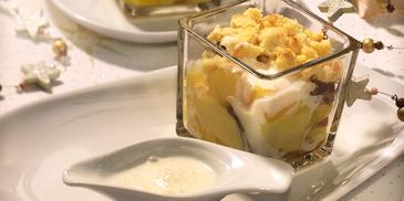 Weihnachts-Crumble an Joghurt-Marzipansauce