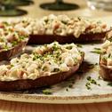 Forellencreme auf geröstetem Zwiebelbrot