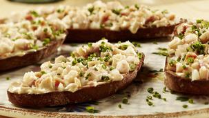 Forellencreme auf geröstetem Zwiebelbrot
