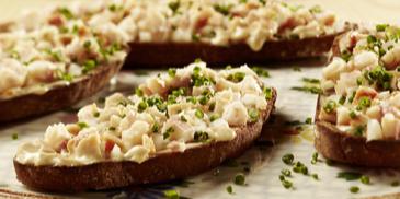 Forellencreme auf geröstetem Zwiebelbrot