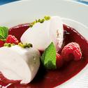 Vanilla-Mousse mit Himbeersauce