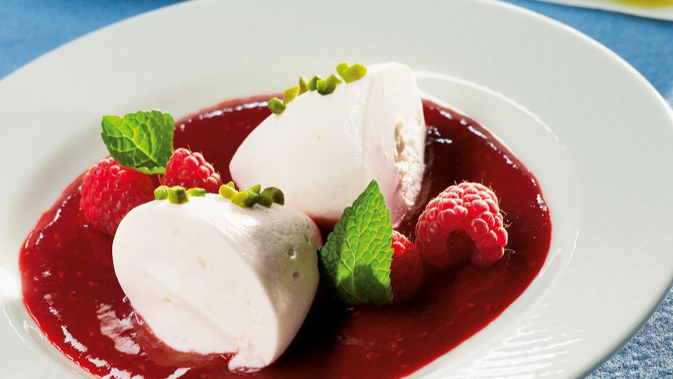 Vanilla-Mousse mit Himbeersauce