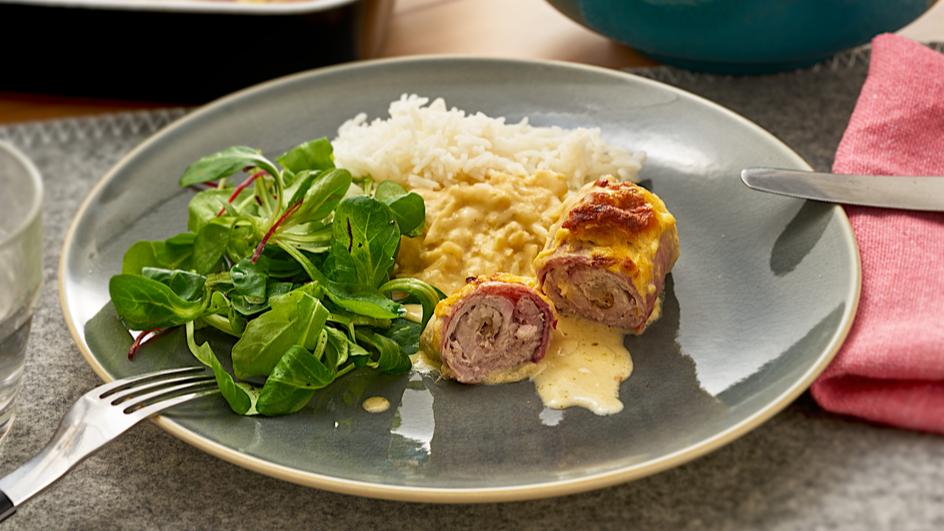 Gerollte Zwiebelschnitzel mit Schinken