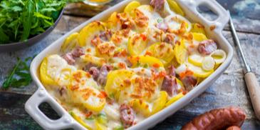 Kartoffel-Gratin mit Mettwürstchen