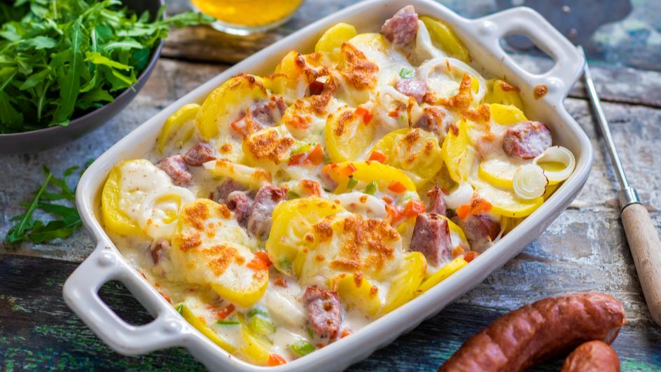 Kartoffel-Gratin mit Mettwürstchen