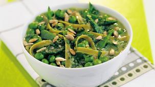 Grüne Sommer-Nudelsuppe