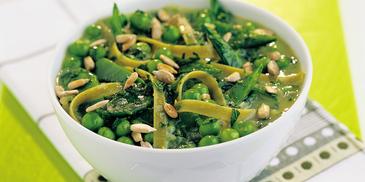 Grüne Sommer-Nudelsuppe