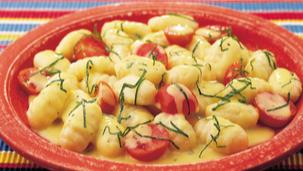 Gnocchi mit Basilikum-Käse-Sauce