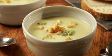 Blumenkohl-Broccoli-Suppe mit Knoblauch-Croûtons